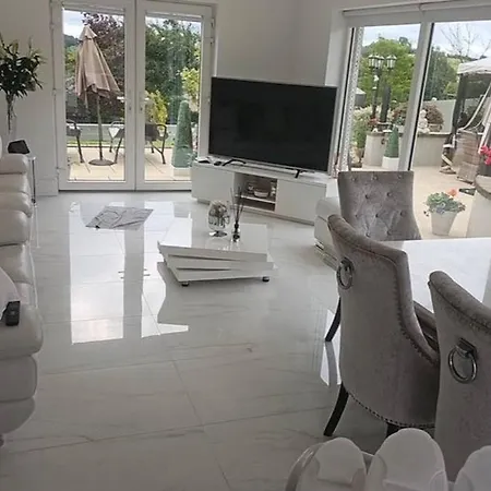 Dernvale House - Double - Sleeps 2 بيت ضيافة Mullinderg