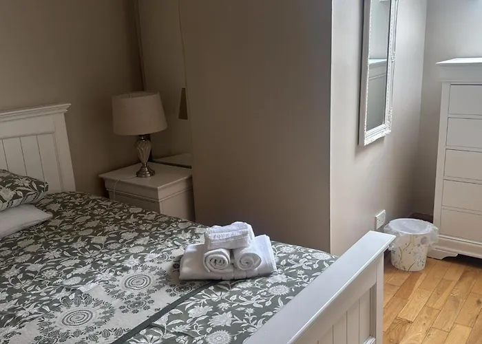 Dernvale House - Double - Sleeps 2 *